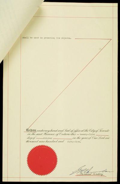Reproduction de la quatri&egrave;me page des lettres patentes de la F&eacute;d&eacute;ration des soci&eacute;t&eacute;s Saint-Jean-Baptiste de l'Ontario, 21 octobre 1955