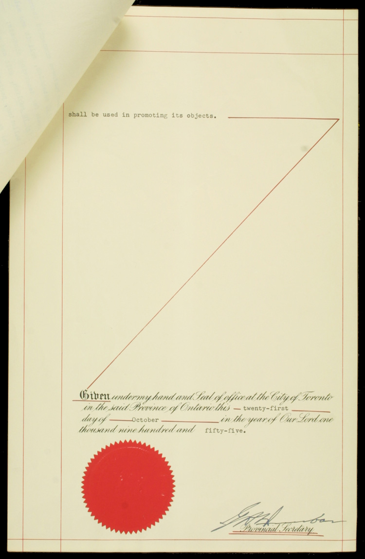 Reproduction de la quatri&egrave;me page des lettres patentes de la F&eacute;d&eacute;ration des soci&eacute;t&eacute;s Saint-Jean-Baptiste de l'Ontario, 21 octobre 1955