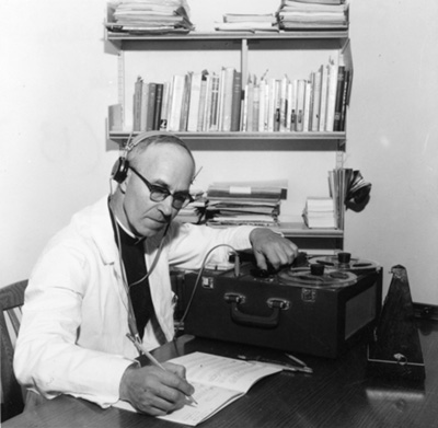 Le p&egrave;re Germain Lemieux faisant de la transcription musicale