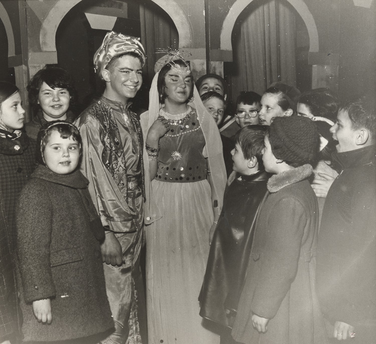 Louis-Marie Tardif et Jos&eacute; de Saint-Victor avec des jeunes (1964)