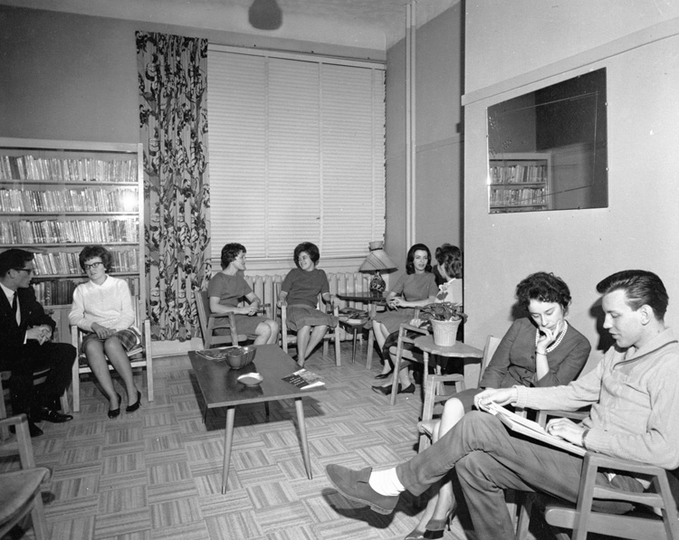Reproduction d'une photographie du foyer d'h&eacute;bergement pour jeunes filles des Soeurs de l'Institut Jeanne d'Arc, Ottawa, Ontario, ca 1960.