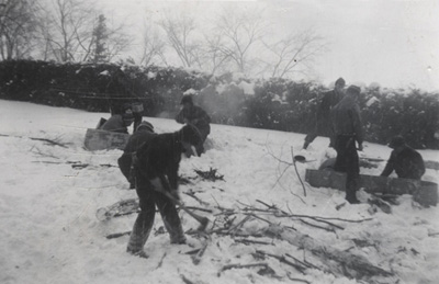 Scouts &agrave; l'oeuvre lors d'un camp d'hiver (1955)