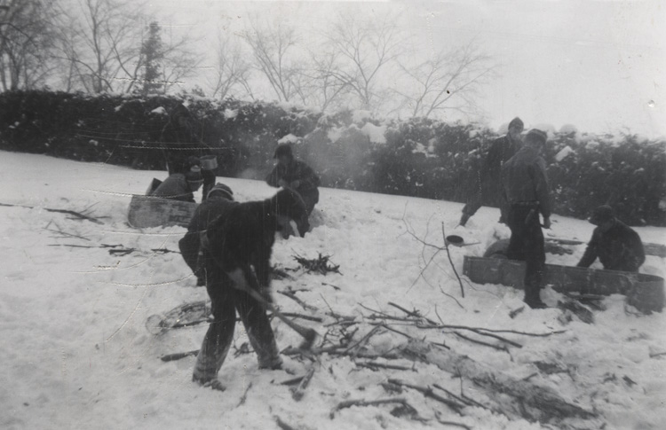 Scouts &agrave; l'oeuvre lors d'un camp d'hiver (1955)