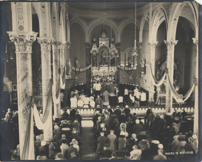 Reproduction d'une photographie de l'int&eacute;rieur de l'&eacute;glise de Mattawa (Ontario) lors de la c&eacute;l&eacute;bration du 25e anniversaire de pr&ecirc;trise du r&eacute;v&eacute;rend Nelson J. Duquette, cur&eacute; de Mattawa, 20 octobre 1926.