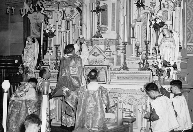 Reproduction d'une photographie de l'ordination de Isa&iuml;e Savage, &agrave; Casselman (Ontario), 30 mai 1947.
