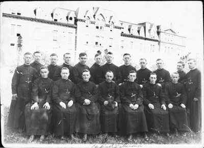 Reproduction d'une photographie des pr&ecirc;tres du s&eacute;minaire de l'Universit&eacute; d'Ottawa, Ontario, 1930.