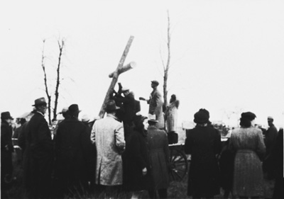 &Eacute;rection d'une croix de mission