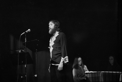 Reproduction d’une photographie d’une soir&eacute;e de po&eacute;sie, 1 mars 1977.