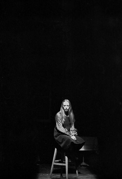 Reproduction d’une photographie d’une soir&eacute;e de po&eacute;sie, 1 mars 1977.