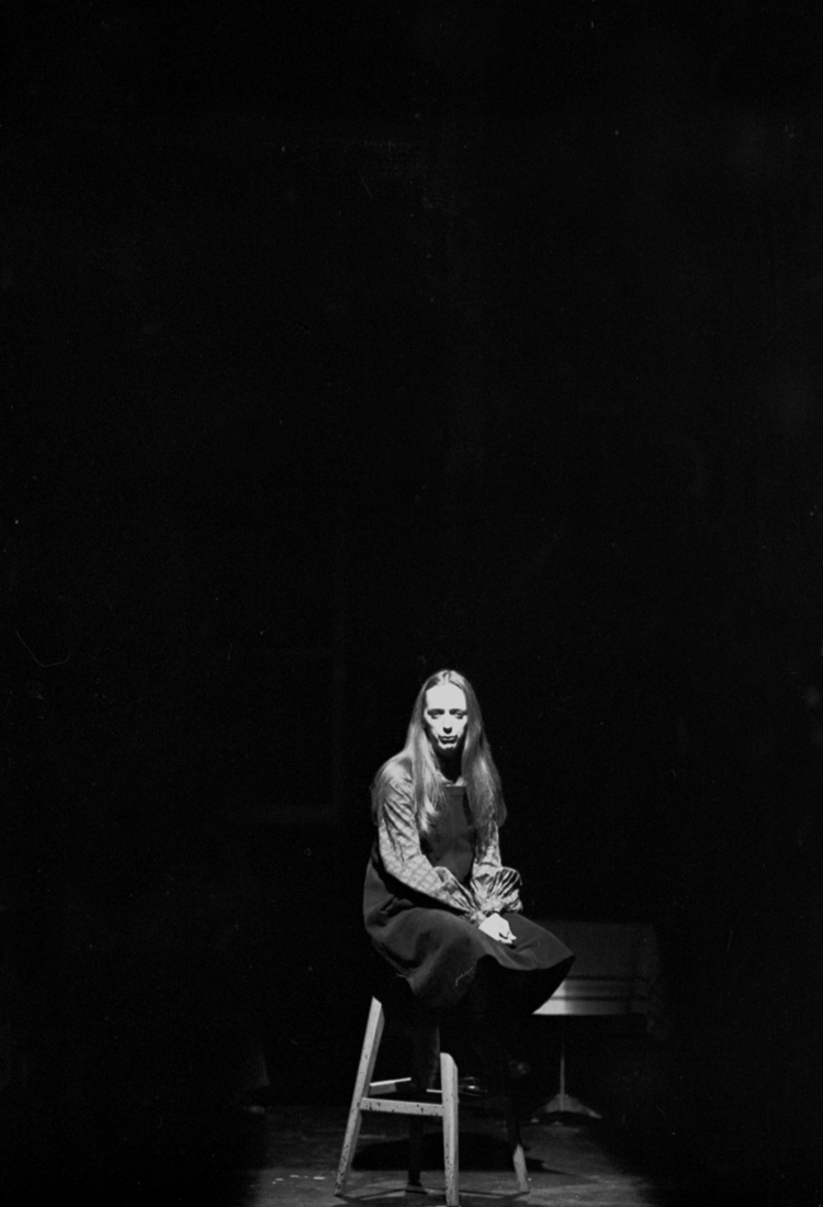Reproduction d’une photographie d’une soir&eacute;e de po&eacute;sie, 1 mars 1977.