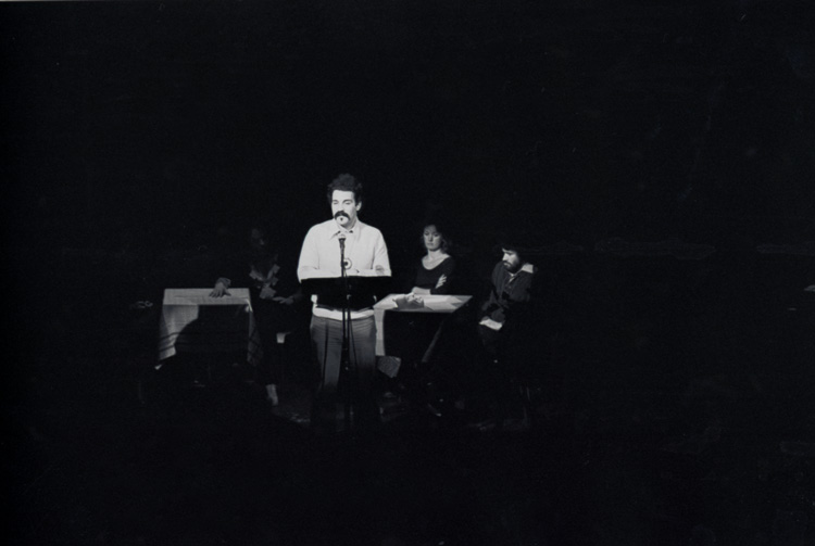 Reproduction d’une photographie d’une soir&eacute;e de po&eacute;sie, 1 mars 1977.