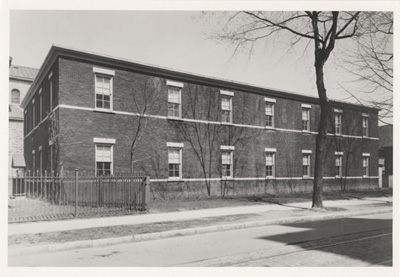 Reproduction d’une photographie de l’&eacute;difice de l’&Eacute;cole de p&eacute;dagogie de l’Universit&eacute; d’Ottawa, appel&eacute; commun&eacute;ment Le Poulailler, ca 1920.