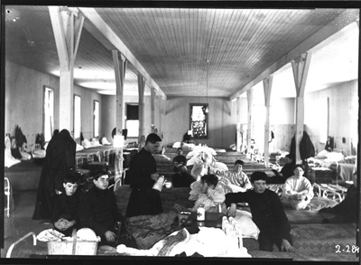Reproduction d’une photographie d’un dortoir des &eacute;l&egrave;ves du secondaire de l’Universit&eacute; d’Ottawa, 1903-1904.