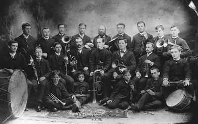 Reproduction d’une photographie des membres de la fanfare du Coll&egrave;ge d’Ottawa, Universit&eacute; d’Ottawa, 1885-1886.