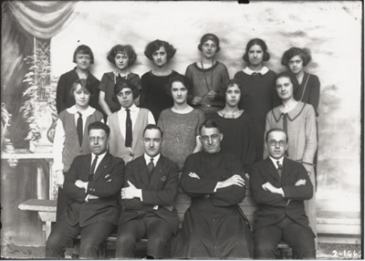 Reproduction d’une photographie des &eacute;tudiants et des &eacute;tudiantes de l’&Eacute;cole de p&eacute;dagogie de l’Universit&eacute; d’Ottawa avec le p&egrave;re Ren&eacute; Lamoureux, Ottawa (Ontario), 1923. 