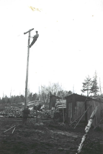 Reproduction d’une photographie de l’installation de l’&eacute;lectricit&eacute; sur la propri&eacute;t&eacute; de la famille Bock, Markstay (Ontario), 20 avril 1950.