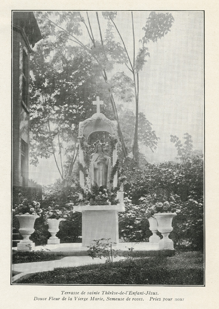 Reproduction de la vingt-deuxi&egrave;me page de la brochure intitul&eacute; Congr&eacute;gation de Notre-Dame, comprenant une photographie d’une statue repr&eacute;sentant Sainte-Th&eacute;r&egrave;se de l’Enfant J&eacute;sus situ&eacute;e dans les jardins de la Congr&eacute;gation de Notre-Dame, Ottawa (Ontario), 1929.