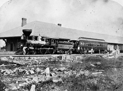 Reproduction d’une photographie d’un train sur le tron&ccedil;on Collingwood-Meaford, Meaford (Ontario), 1872.
