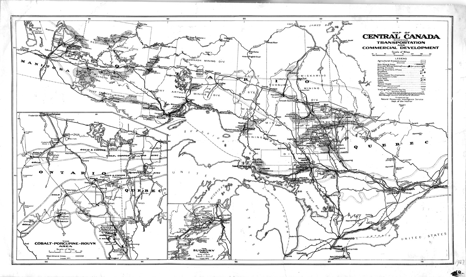 Reproduction d’une carte du Canada central montrant les infrastructures de transport, dont les chemins de fer, et le d&eacute;veloppement commercial, dont les mines et les bureaux des registraires miniers, 1927.