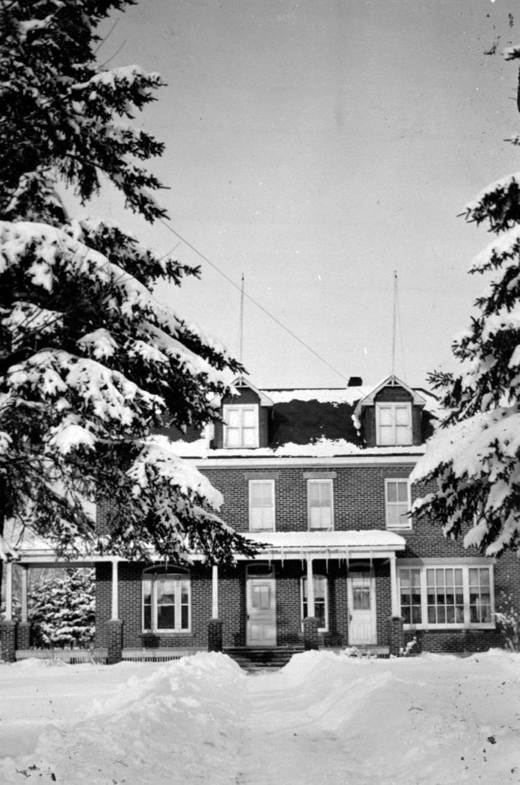 Reproduction d’une photographie du presbyt&egrave;re de Verner (Ontario), 1940.