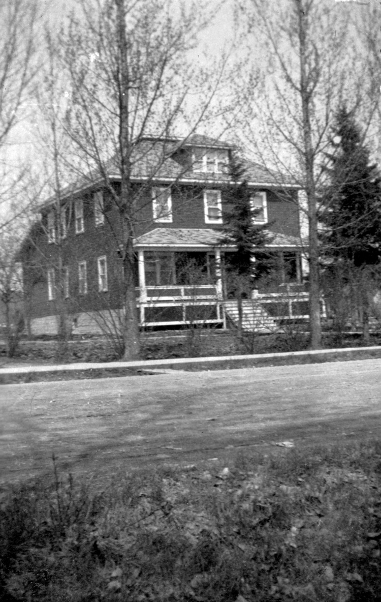 Reproduction d’une photographie du couvent des Soeurs grises de la croix, Verner (Ontario), 1940.