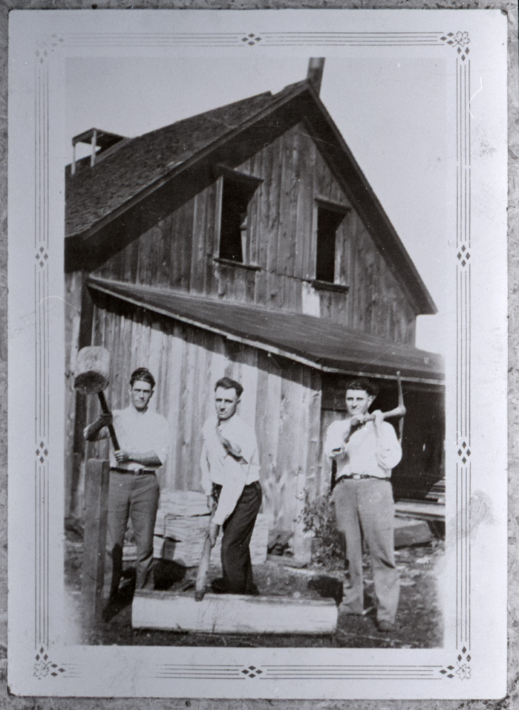 Reproduction d’une photographie de Ector Malboeuf, Albert Granger et Emile Leroux devant le moulin &agrave; scie, Monroe’s Mill, Green Valley (Ontario), ca 1931.
