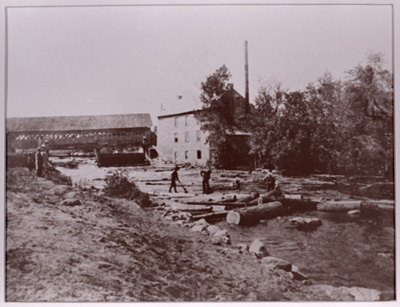 Reproduction d’une photographie du pont couvert, du moulin &agrave; scie et de draveurs, Martintown (Ontario), 1906.
