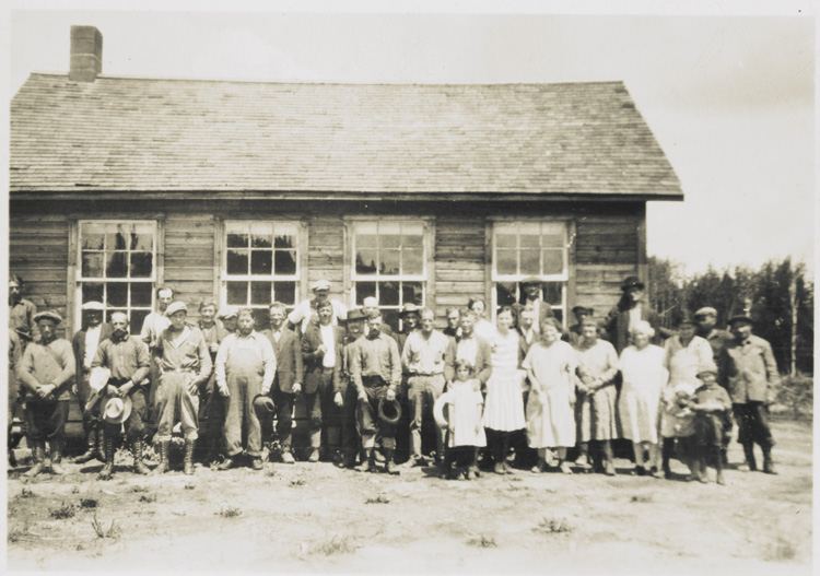 Reproduction d’une photographie d’un groupe de colons devant l’&eacute;cole, Benoit Township (Ontario), 1930.