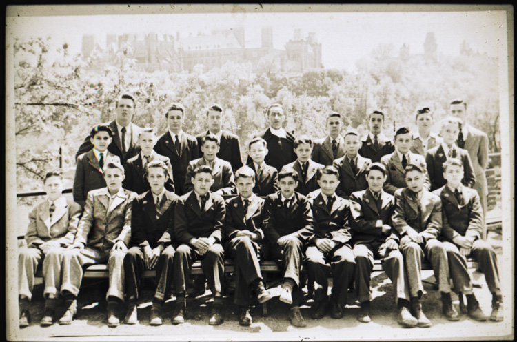 Reproduction d’une photographie de la classe de huiti&egrave;me ann&eacute;e de l’&eacute;cole Guigues, prise au Parc Major, Ottawa, 1940.
