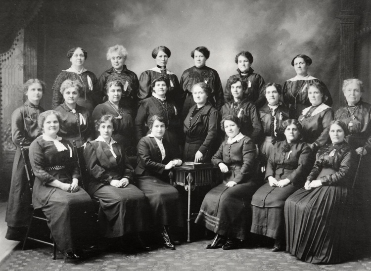 Reproduction d’une photographie des gardiennes de l’&eacute;cole Guigues d’Ottawa (Ontario), 1916.