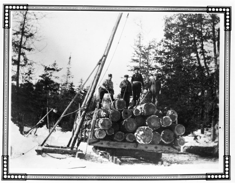 Reproduction d’une photographie d’un tra&icirc;neau de billots de bois, Blind River (Ontario), ca 1930.