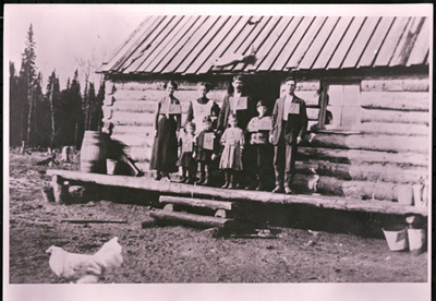Reproduction d’une photographie de la famille de Joseph Aumont, une famille de colons, Val Gagn&eacute; (Ontario), ca 1912.