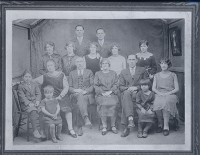 Reproduction d’une photographie de Alphonse Marois, son &eacute;pouse Marie Fortin et de treize de leur vingt et un enfants, Welland (Ontario), ca 1920.