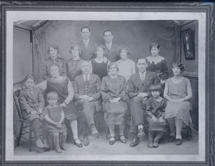 Reproduction d’une photographie de Alphonse Marois, son &eacute;pouse Marie Fortin et de treize de leur vingt et un enfants, Welland (Ontario), ca 1920.
