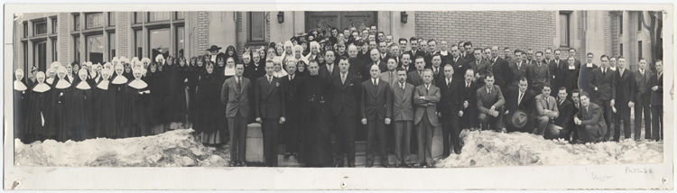 Reproduction d’une photographie du corps professoral et des &eacute;tudiants de l’&Eacute;cole normale de l’Universit&eacute; d’Ottawa, Ottawa (Ontario), ca 1937.