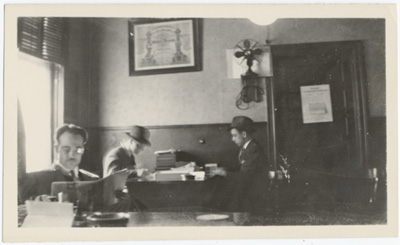 Reproduction d’une photographie de l’int&eacute;rieur de l’&eacute;difice de l’Institut canadien-fran&ccedil;ais d’Ottawa, situ&eacute;e au 123, rue Rideau, Ottawa (Ontario), 1936 ou 1937.