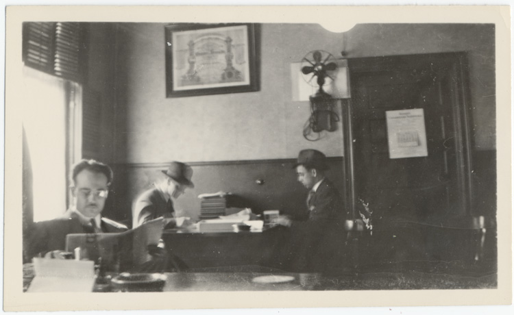 Reproduction d’une photographie de l’int&eacute;rieur de l’&eacute;difice de l’Institut canadien-fran&ccedil;ais d’Ottawa, situ&eacute;e au 123, rue Rideau, Ottawa (Ontario), 1936 ou 1937.