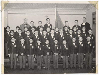 Reproduction d’une photographie des membres de la chorale de l’&eacute;cole Br&eacute;beuf lors d’un Festival de la chanson de North Bay (Ontario), ca 1950.