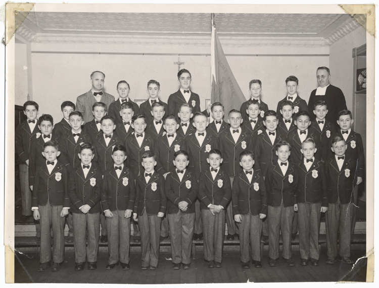 Reproduction d’une photographie des membres de la chorale de l’&eacute;cole Br&eacute;beuf lors d’un Festival de la chanson de North Bay (Ontario), ca 1950.