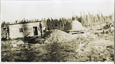 Reproduction d’une photographie de la premi&egrave;re habitation de la famille Joseph C&ocirc;t&eacute; et du four &agrave; pain, Norembega (Ontario), ca 1918.