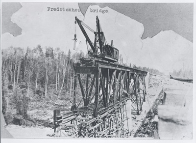 Reproduction d’une photographie de la construction d’un pont sur la rivi&egrave;re Frederickhouse pour la National Transcontinental Railway, Cochrane (Ontario), 1913.