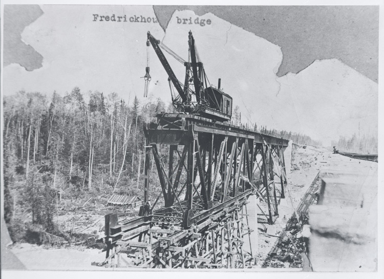 Reproduction d’une photographie de la construction d’un pont sur la rivi&egrave;re Frederickhouse pour la National Transcontinental Railway, Cochrane (Ontario), 1913.
