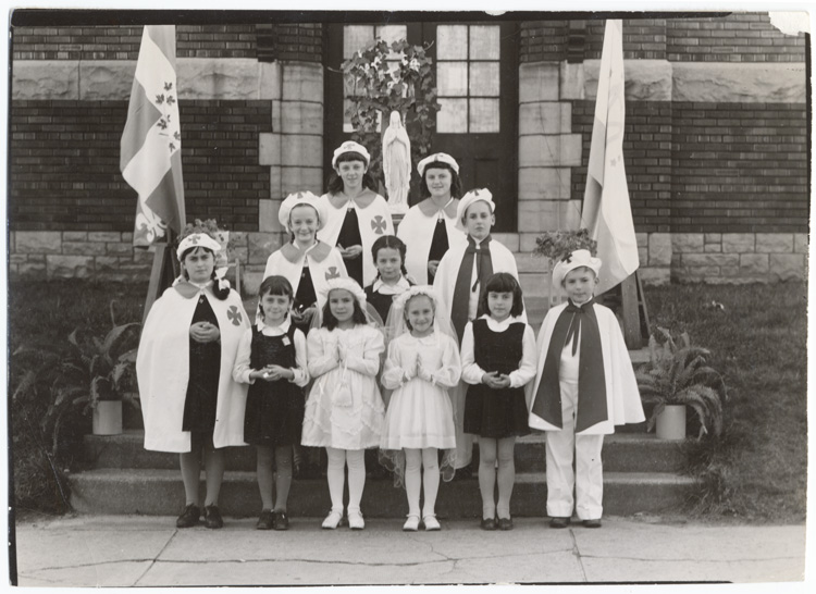 Reproduction d’une photographie des crois&eacute;s, ap&ocirc;tres et croisillons de l’&eacute;cole Saint-G&eacute;rard d’Ottawa (Ontario), 1949.