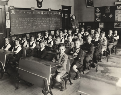 Reproduction d’une photographie de la classe de Mademoiselle Desormeaux &agrave; l’&eacute;cole Saint-G&eacute;rard, Ottawa, ca 1946.
