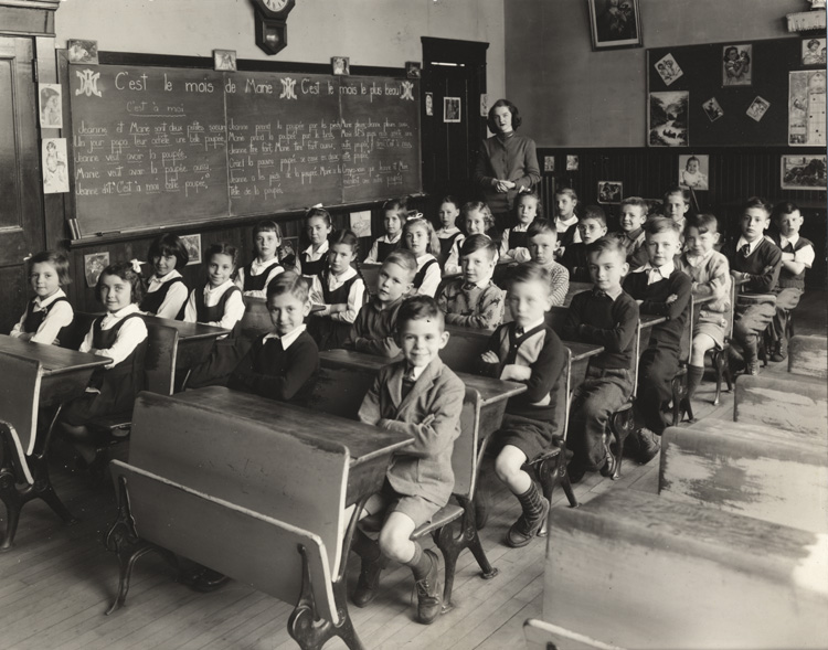 Reproduction d’une photographie de la classe de Mademoiselle Desormeaux &agrave; l’&eacute;cole Saint-G&eacute;rard, Ottawa, ca 1946.