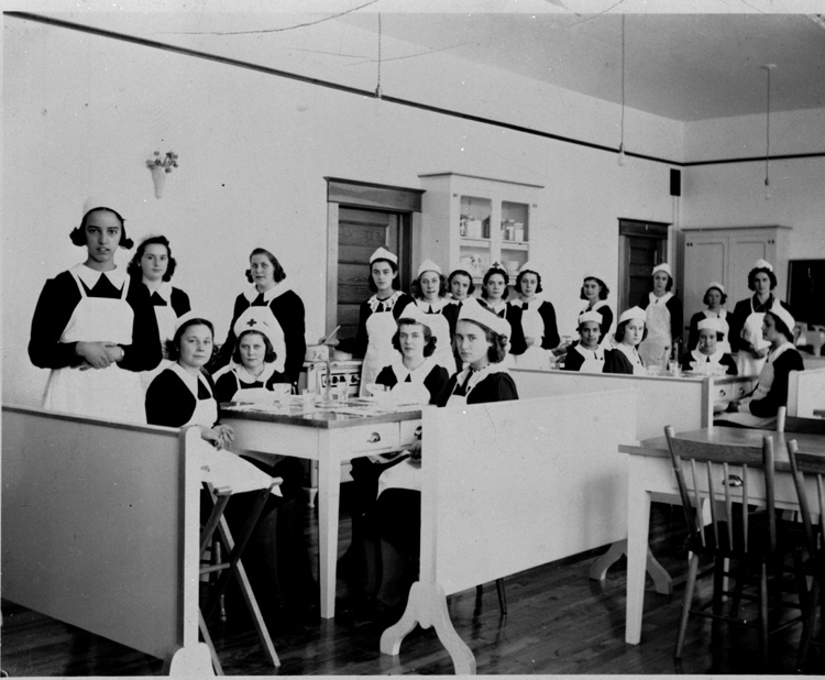 Reproduction d’une photographie des &eacute;l&egrave;ves de neuvi&egrave;me et de dixi&egrave;me ann&eacute;e assistant &agrave; un cours d’art m&eacute;nager &agrave; l’&eacute;cole Sainte-Euph&eacute;mie, Casselman (Ontario), 1938.