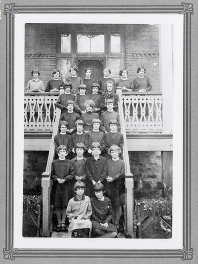 Reproduction d&middot;une photographie des &eacute;l&egrave;ves f&eacute;minines du couvent des Soeurs grises de Rockland (Ontario), 1936.