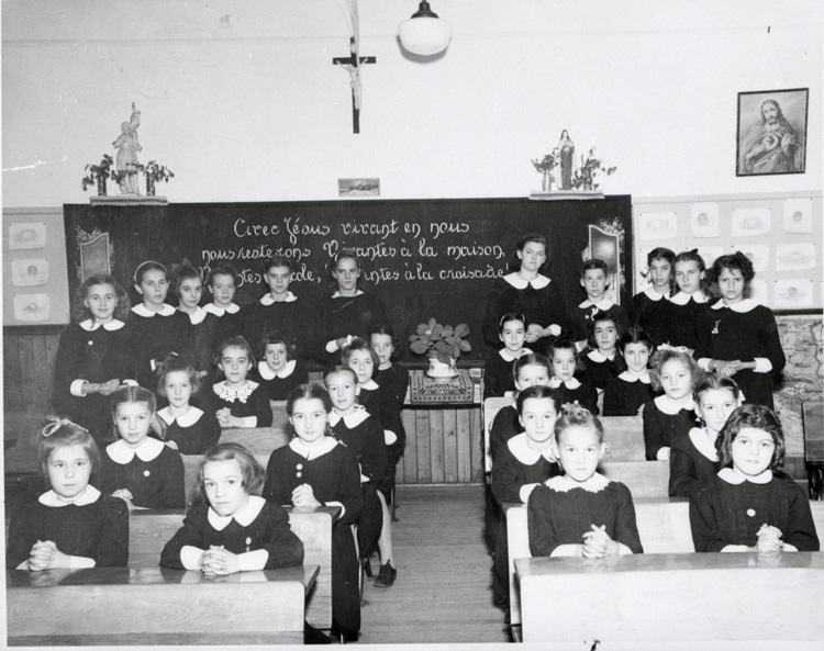 Reproduction d’une photographie d’une classe du couvent de Rockland (Ontario), ca 1950.