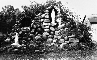 Reproduction d’une photographie d’une grotte de la Vierge Marie devant la maison Leclaire &agrave; l’occasion du Congr&egrave;s marial d’Ottawa de 1947, Wendover (Ontario), 1947.