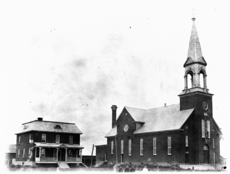 Reproduction d’une photographie de l’&eacute;glise et du presbyt&egrave;re de Hammond (Ontario), 1912.